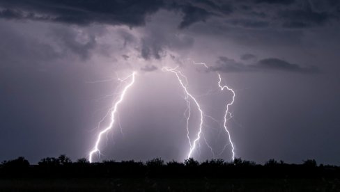 STIŽU PLJUSKOVI I GRMLJAVINA: Region na udaru snažnog nevremena